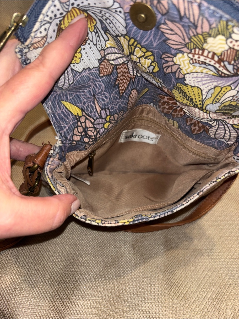 Sakroots Artist Circle Fold-Over Crossbody Bag - Picture 4 of 11
